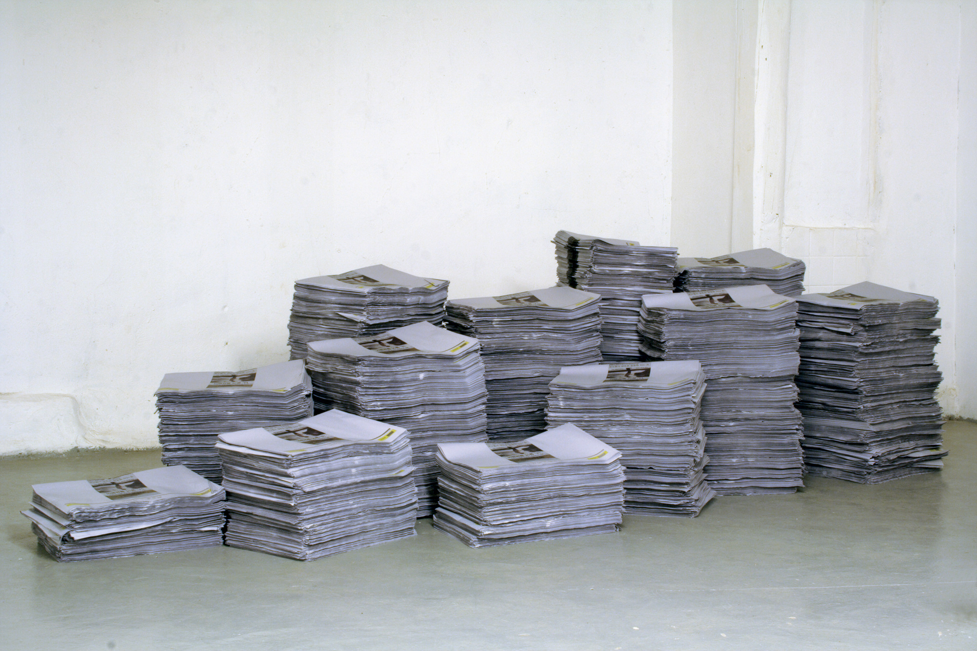 02 사이에 미로가 있다 _ 시집, 신문지, 2006  01