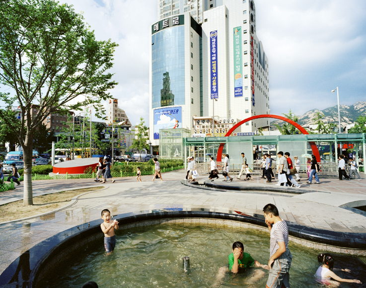 07 In Green Heaven _ 붉은색구조물 red fabric, 2002