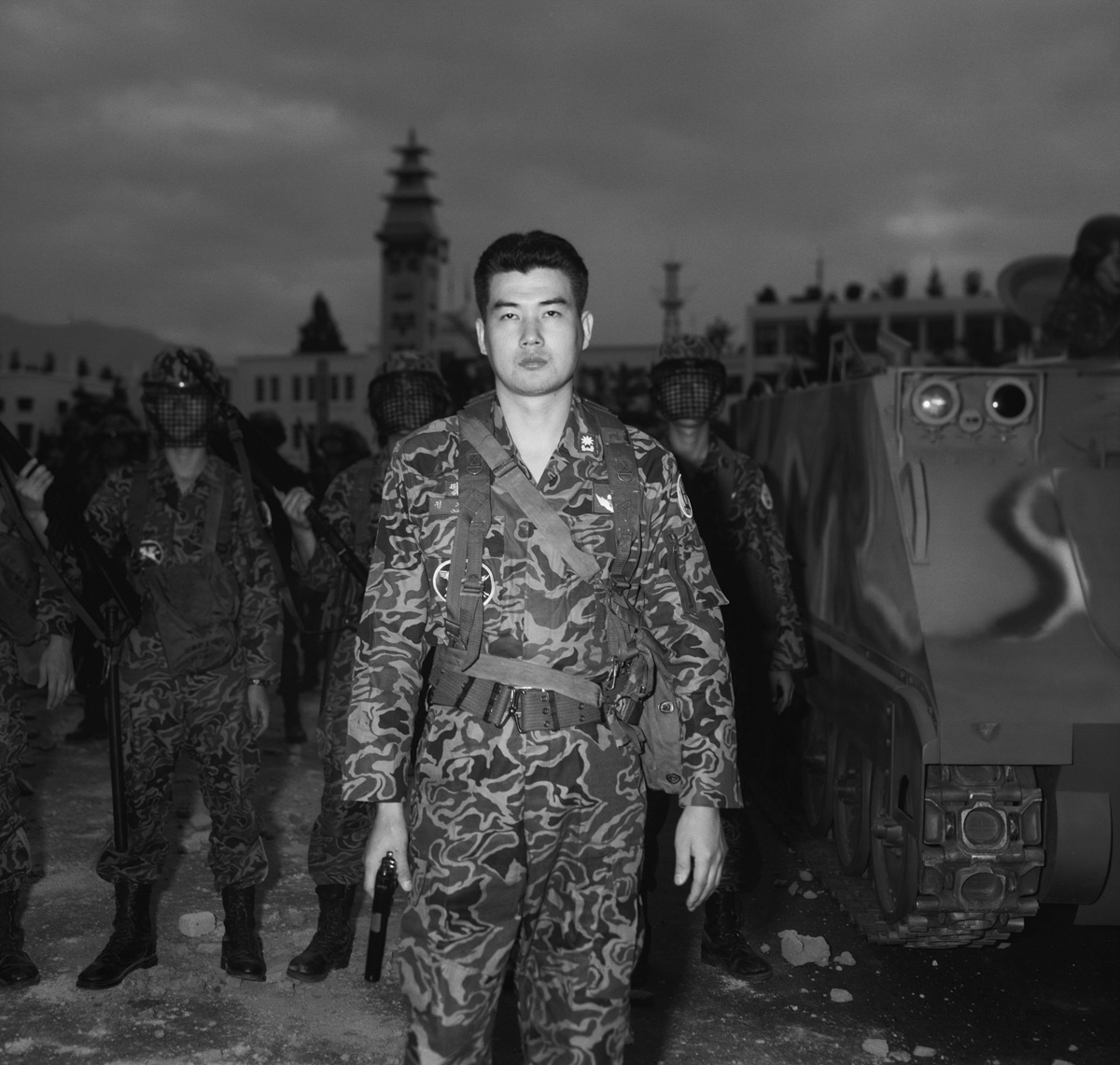 13.장교를 연기하며 총을 든 배우, 1995년 9월 27일