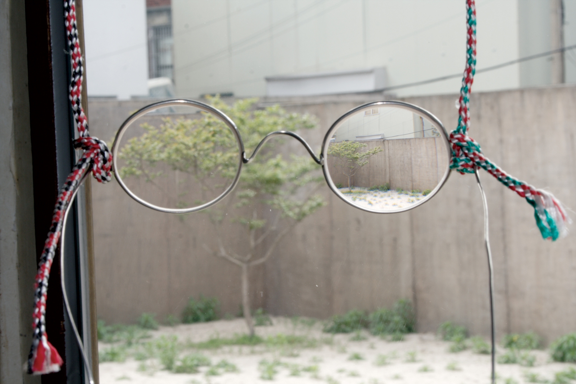 17 사이에 미로가 있다 _ L：-2.5 + R ：-7.5, 안경, 2006