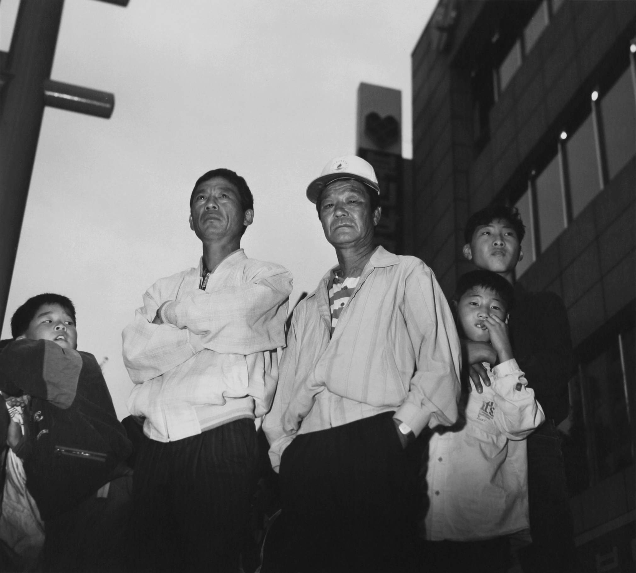 4.시위 장면을 구경하는 두 농부, 1995년 9월 28일