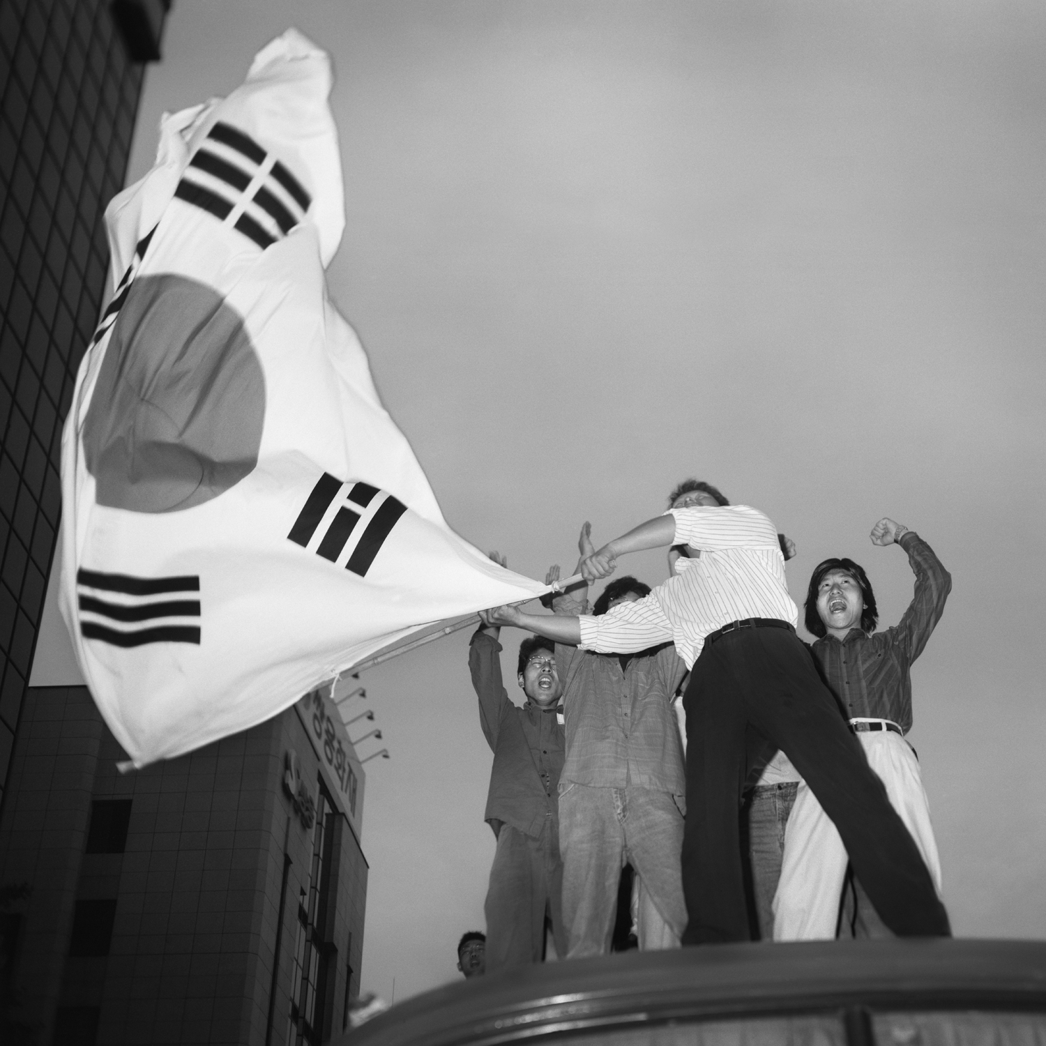 5.태극기를 흔드는 4명의 배우들, 1995년 9월 28일