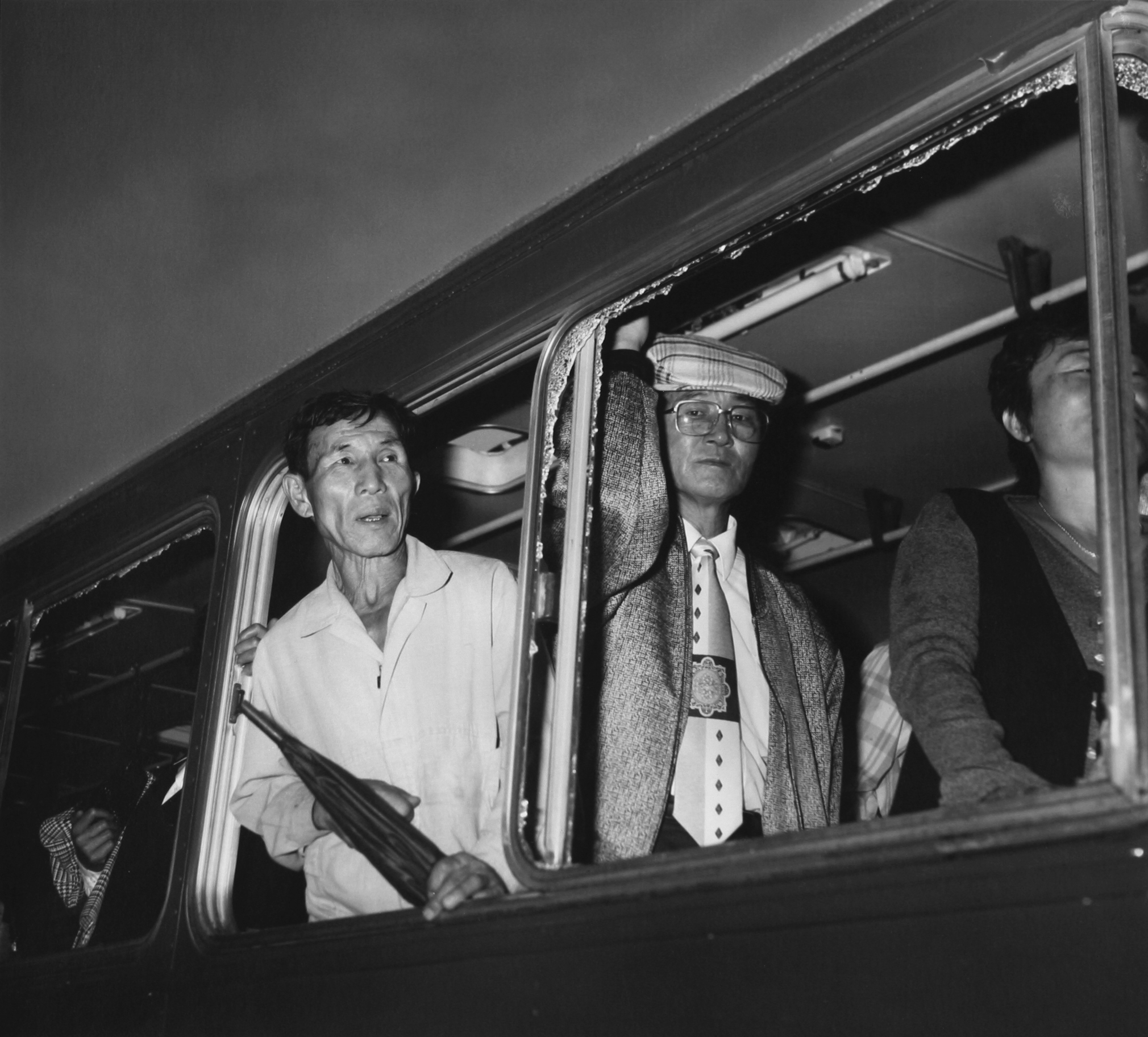 6.유리창이 깨진 버스 안의 한 시민, 1995년 9월 28일