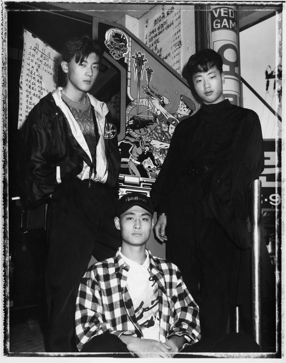 8 고원, 보원, 창규 웨이터, 이태원 노래방 앞에서, 1993