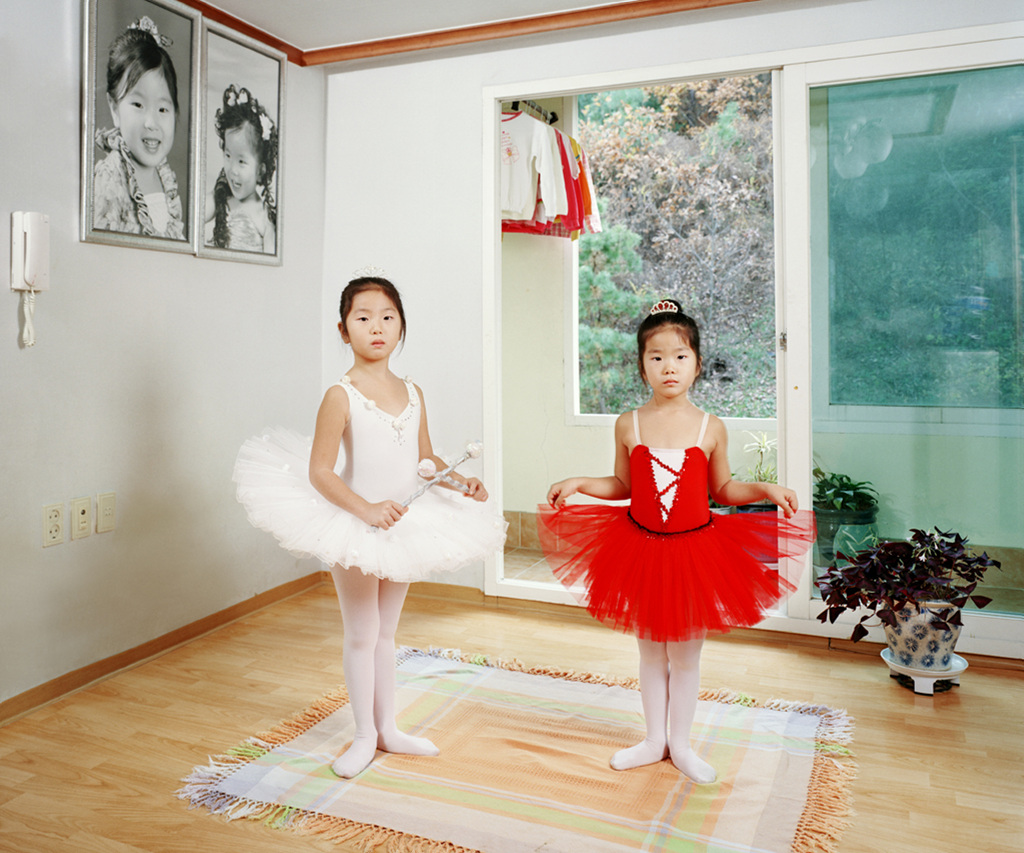 Twins, 민정과 민영, Ming-jung and Min-young, digital c-print, 2006