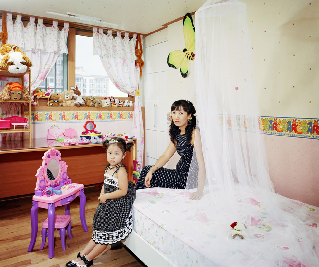 Twins, 태화와 희지, Tae-hwa and Hee-ji, digital c-print, 2006