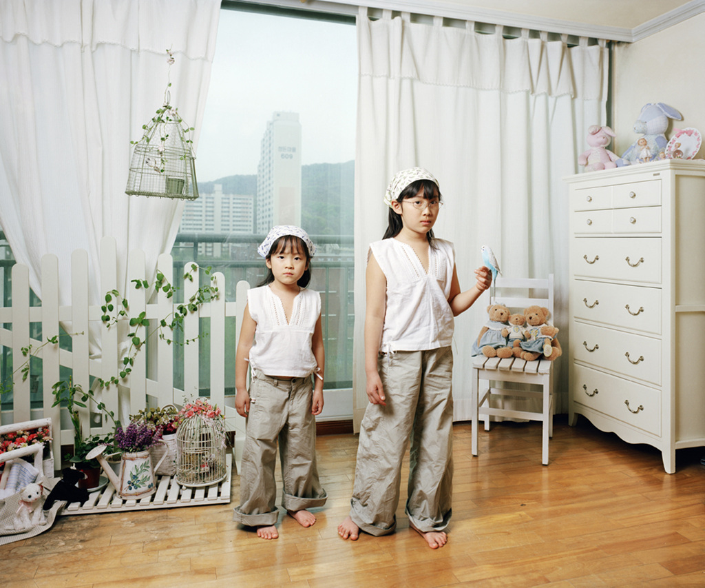 Twins, 하정과 희은, Ha-jung and Hee-yeun, digital c-print, 2006