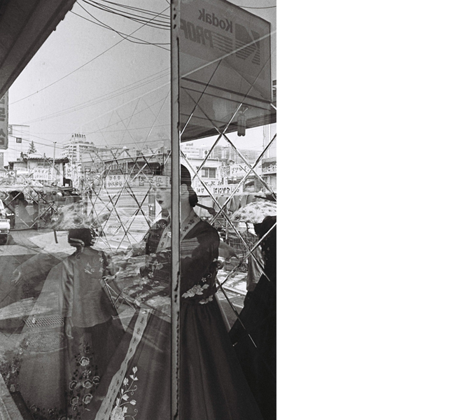 김희천 틈틈이 튼튼히 203x254mm C-print 2013