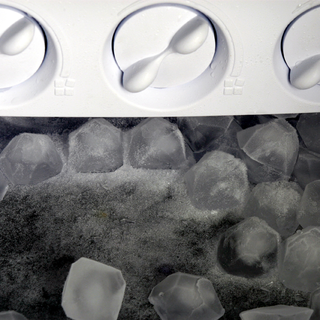 08 스토리지 Storage, archival inkjet print, 15×15cm, 2006