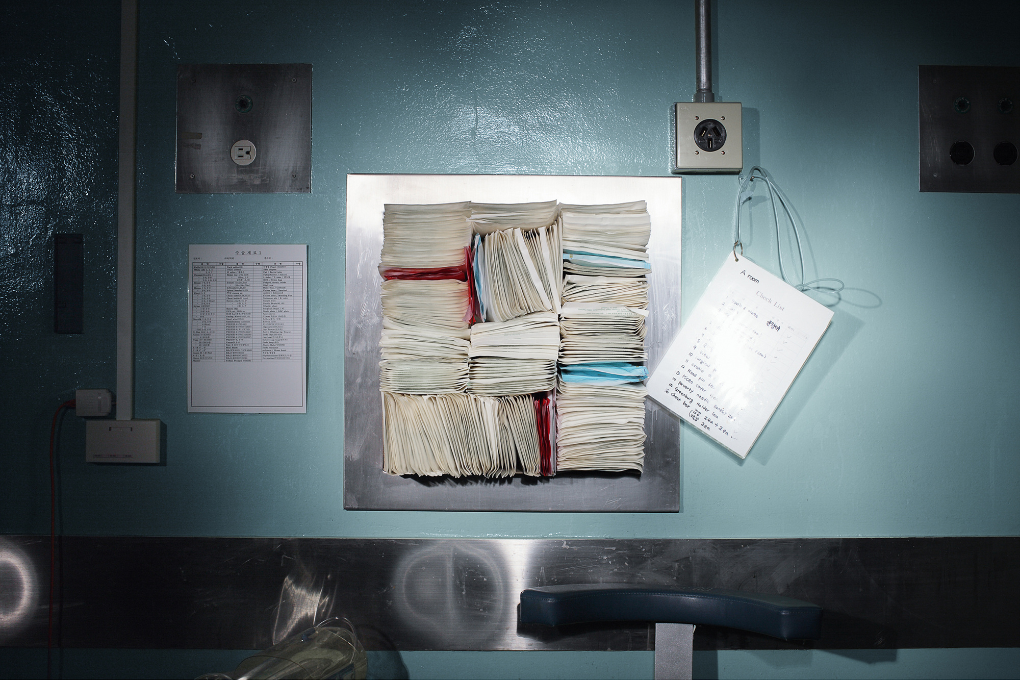 10 Surgical gloves in operation room ‘C’, 2008