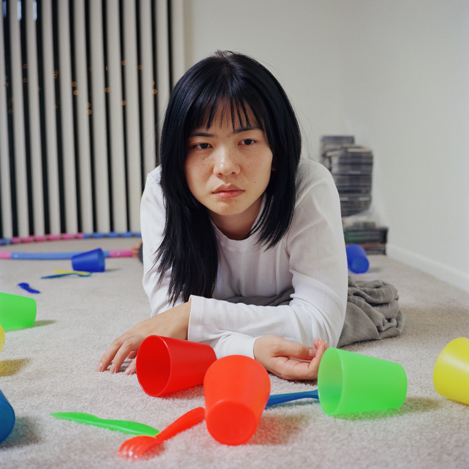 5. Hojin with cups, C-print, 100cmx100cm, 2003