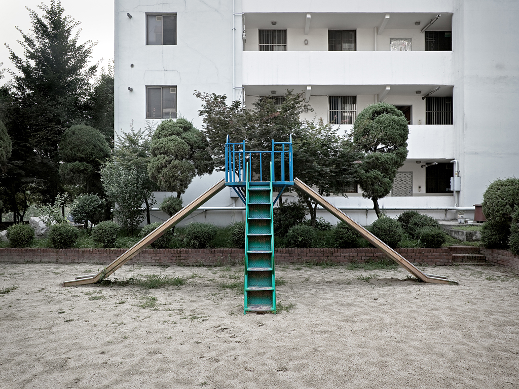 개미들을 밟고 있는 아이_80x60cm_Archival Inkjet Print