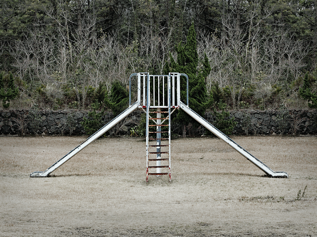 계단에 앉아 울고 있는 아이_80x60cm_Archival Inkjet Print