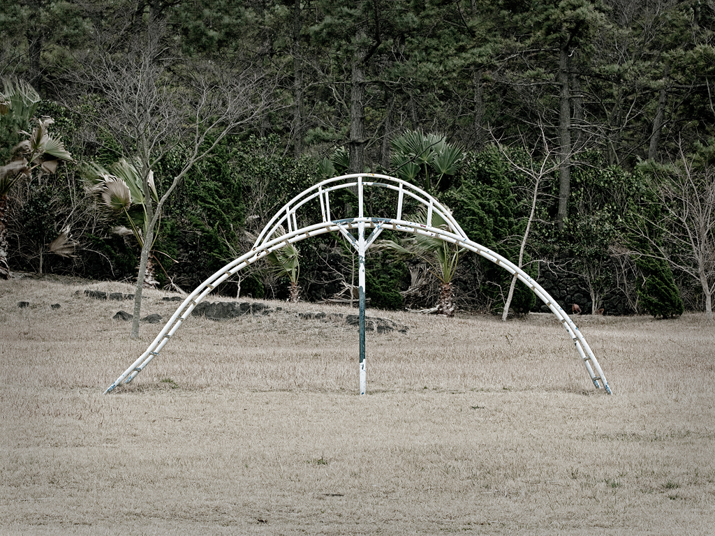 구름다리에 올라선 아이_80x60cm_Archival Inkjet Print