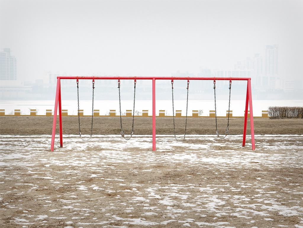 그네에 앉아 강을 바라보는 아이_80x60cm_Archival Inkjet Print