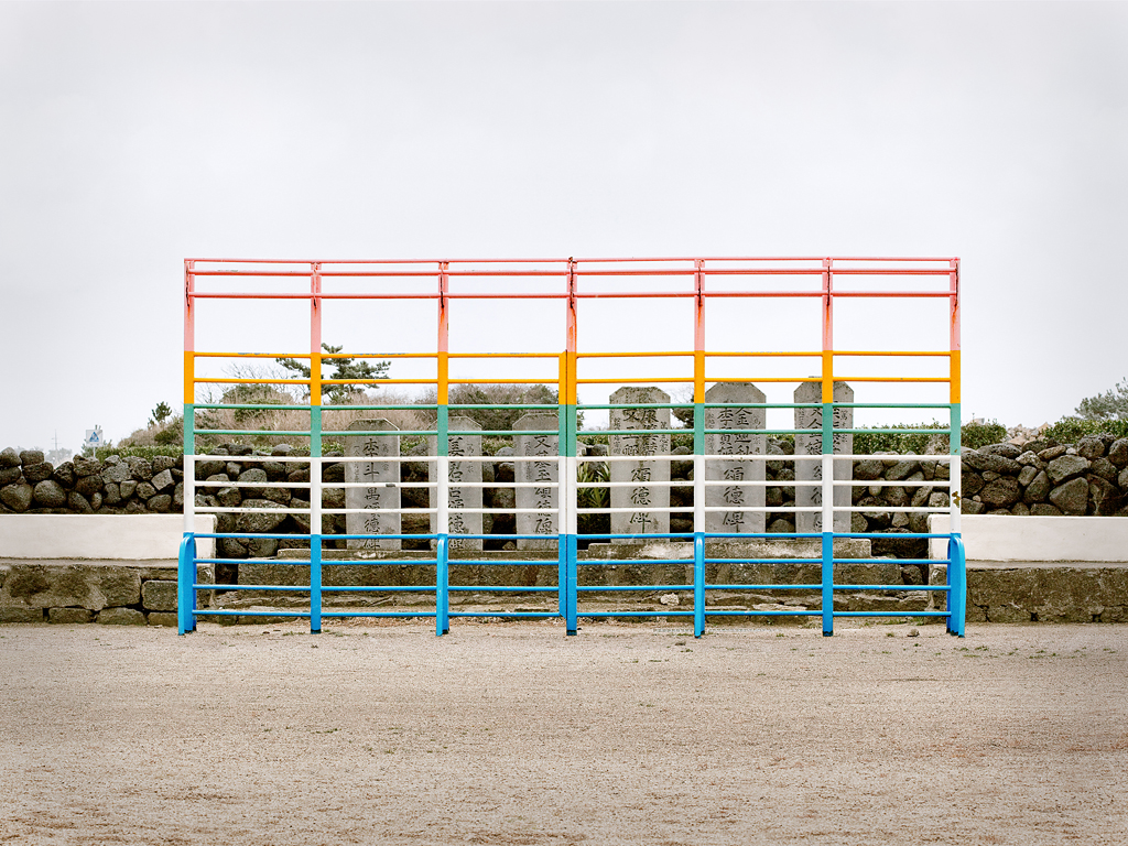 기념비에 올라 앉은 아이_80x60cm_Archival Inkjet Print