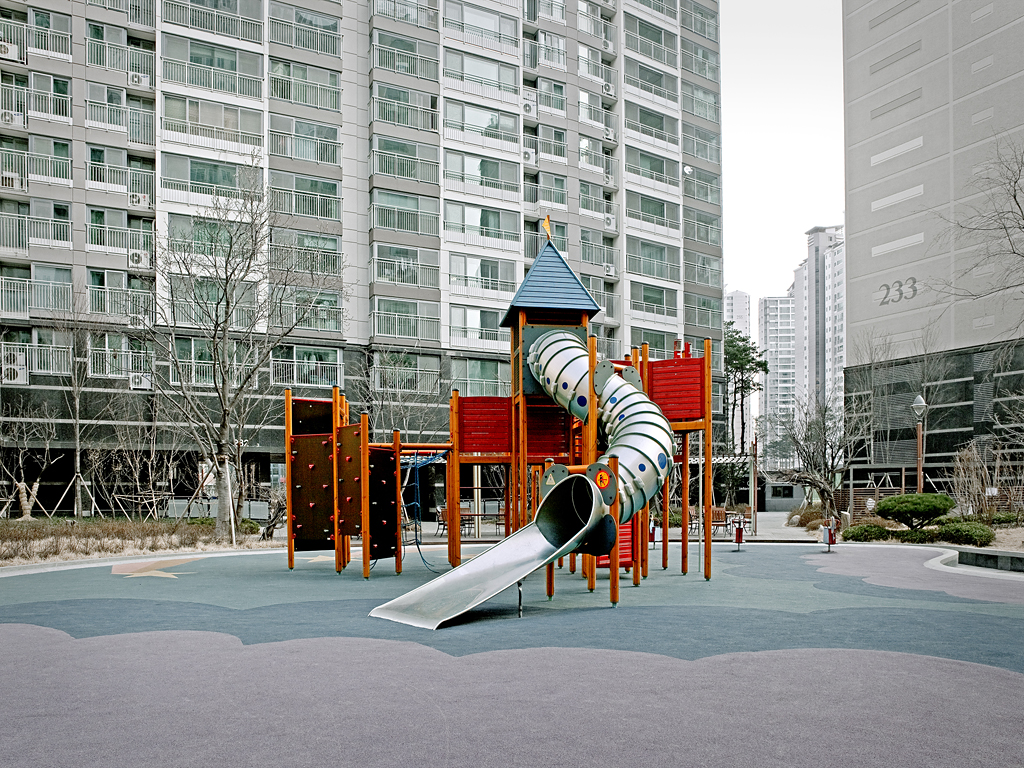 미끄럼틀 위에 누워있는 아이_80x60cm_Archival Inkjet Print