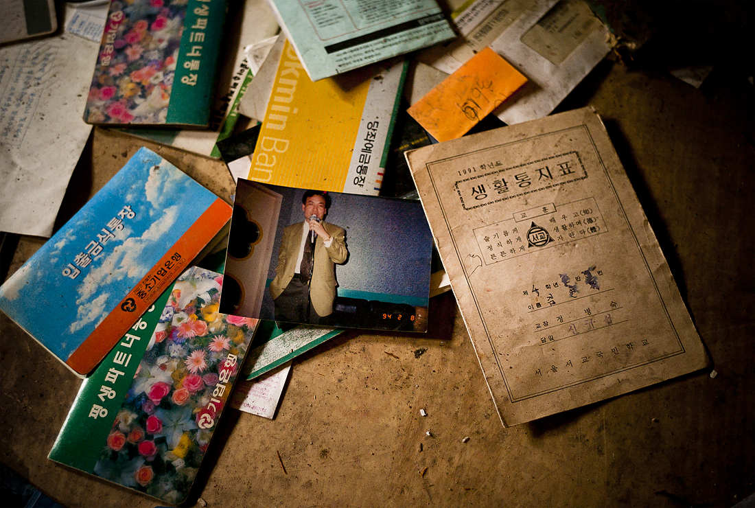 붉은 방#13_pigment print_27.9x35.6_2011