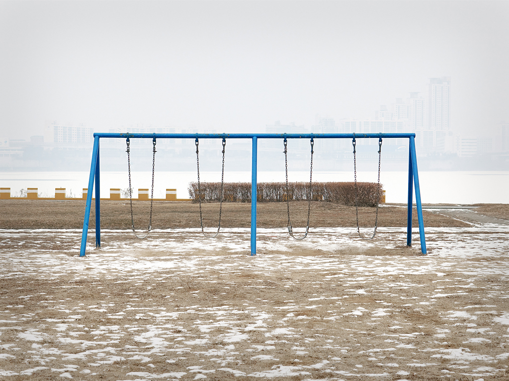 엎드려서 그네를 타는 아이_80x60cm_Archival Inkjet Print