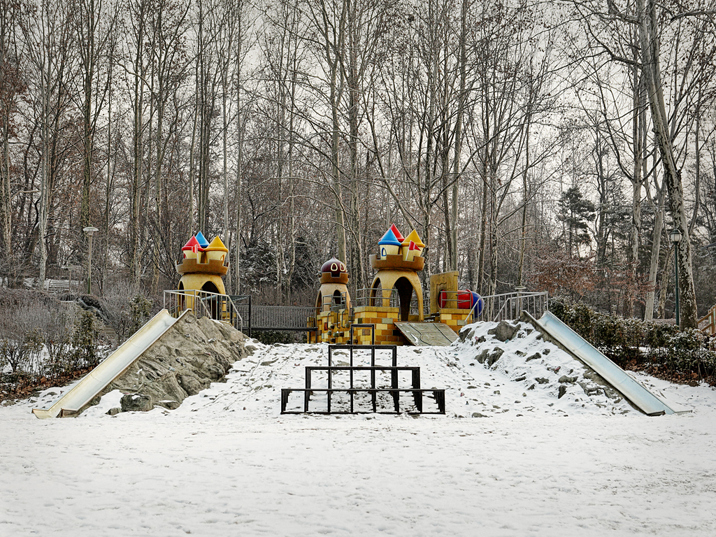 정글집 꼭대기에 올라선 아이_80x60cm_Archival Inkjet Print