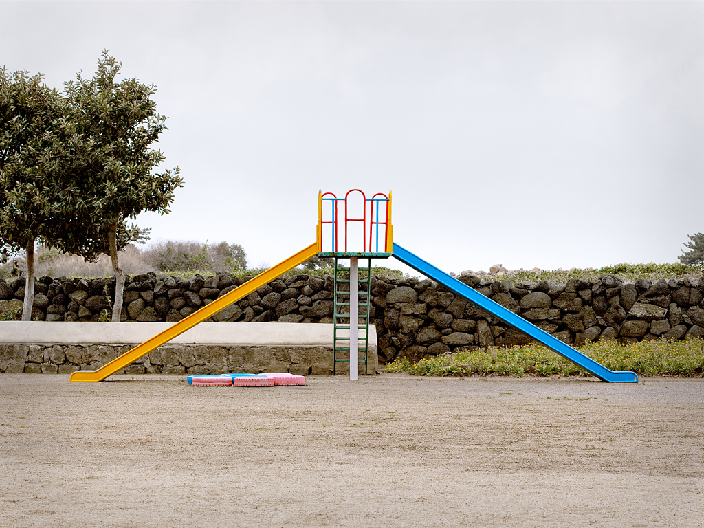 타이어 위에서 뛰는 아이_80x60cm_Archival Inkjet Print