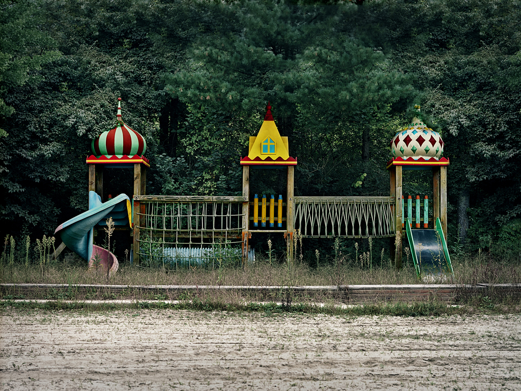 폐교에 놀러 온 아이_80x60cm_Archival Inkjet Print