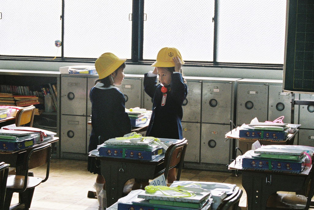 06 sweet hours_the entrance ceremony-02-04-2002