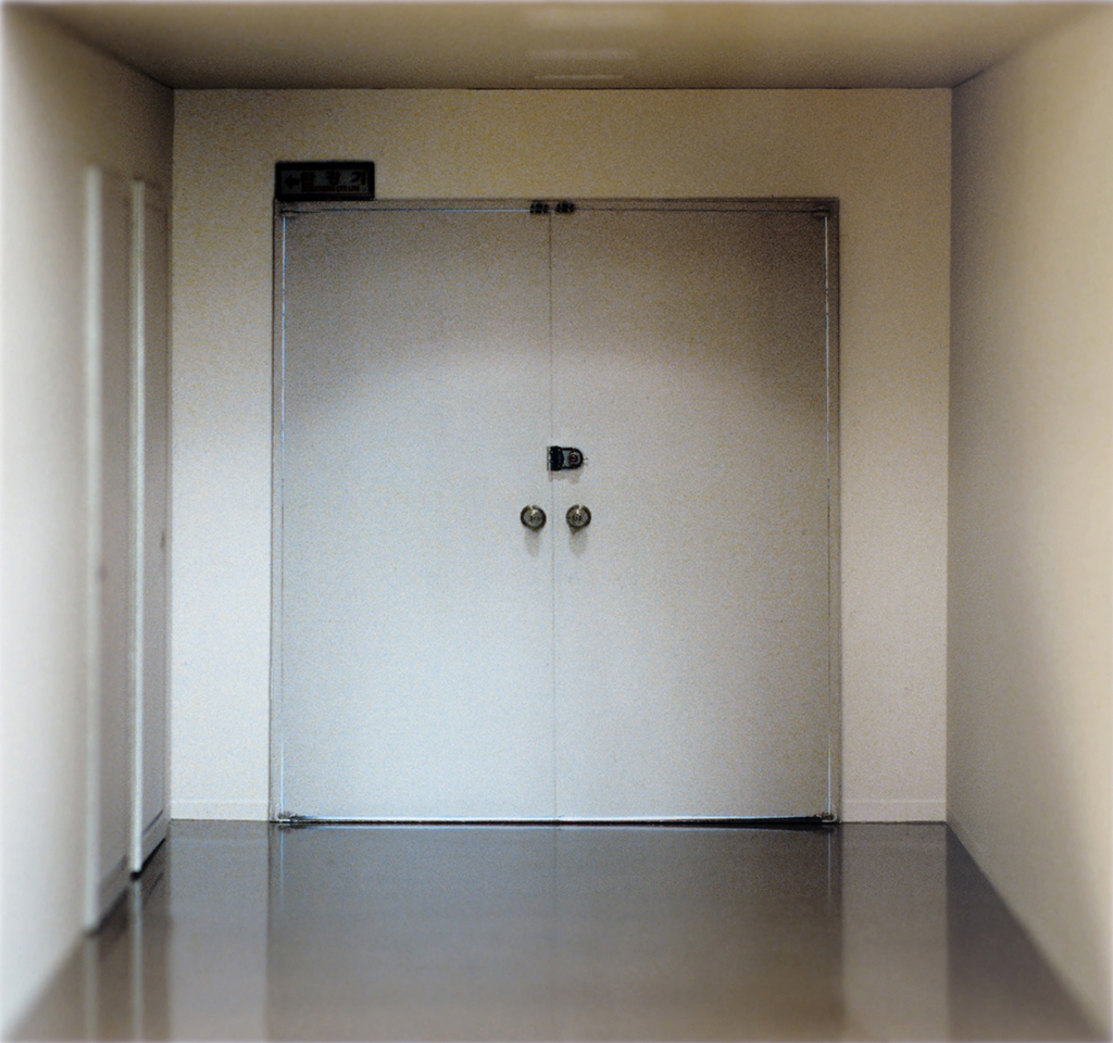 05.문이있는복도_Lambda Print_100x94cm_2007_Passage series