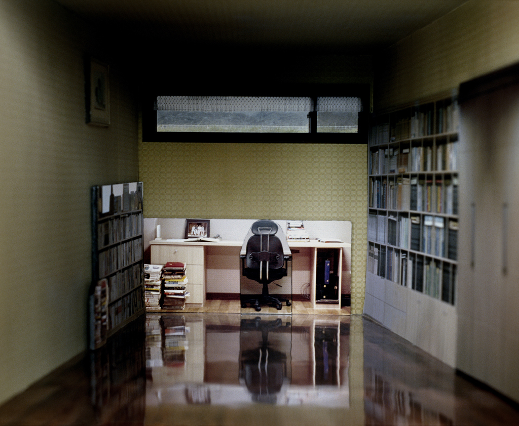 08.아버지의 방_Lambda Print_108x99cm_2007_이방의 집 Foreign Home series