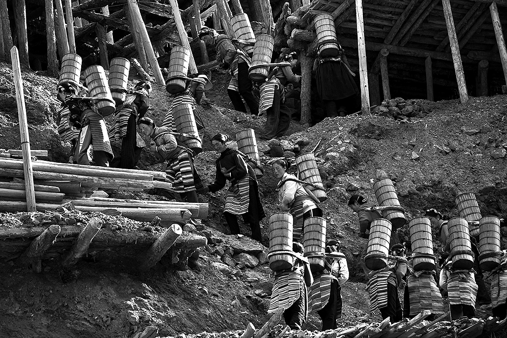 Asian Women at Work #07, Chakalong, Kham, Tibet, Archival Pigment Print, 40x60cm, 2005