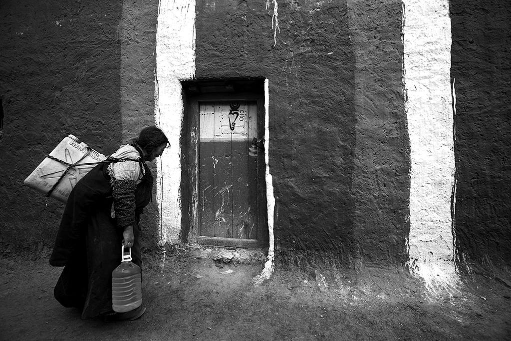 Asian Women at Work #09, Jyekundo, Qinghai, China, Archival Pigment Print, 40x60cm, 2006