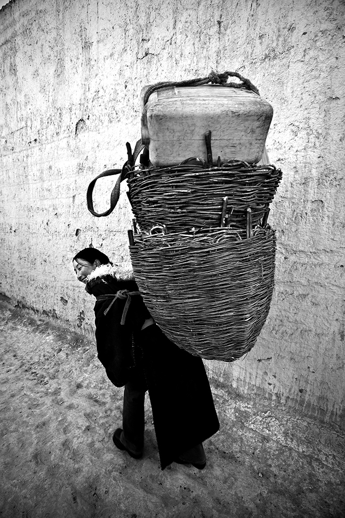 Asian Women at Work #10, Rekong, Qinghai, China, Archival Pigment Print, 60x40cm, 2006