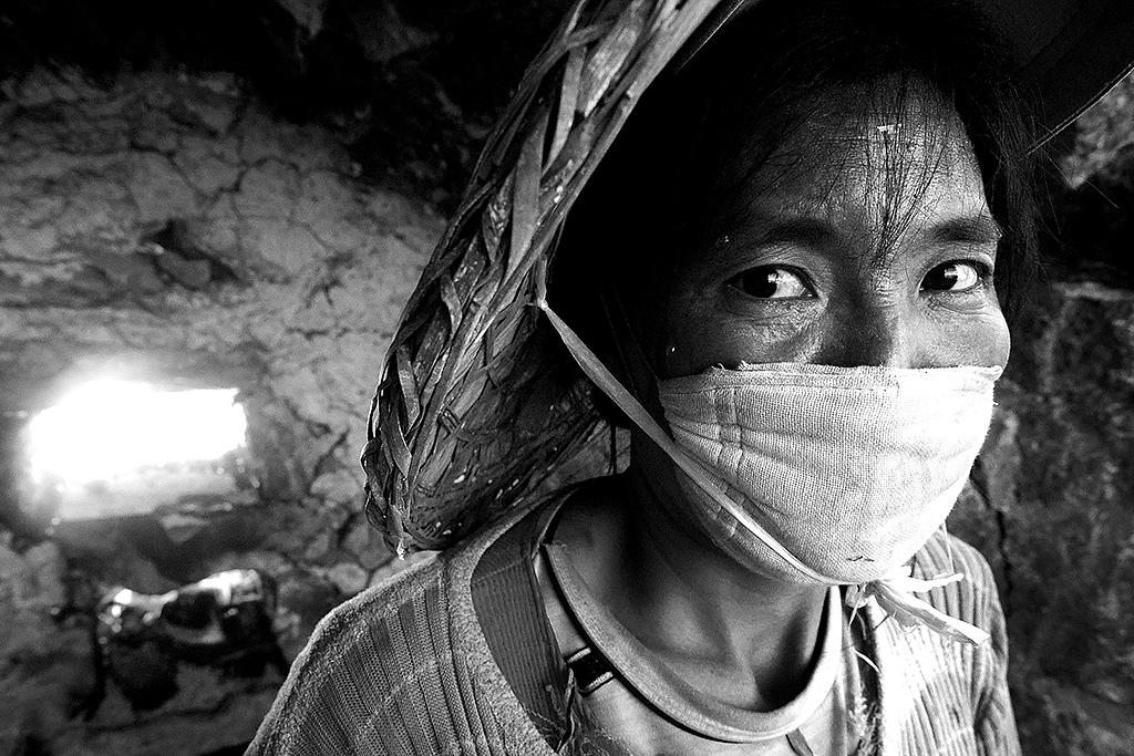 Asian Women at Work #11, Dehong, Yunnan, China, Archival Pigment Print, 40x60cm, 2005