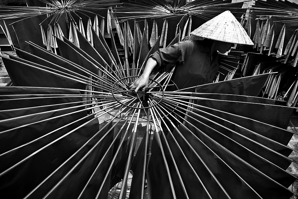 Asian Women at Work #14, Dong Ho, Bac Ninh, Vietnam, Archival Pigment Print, 40x60cm, 2009