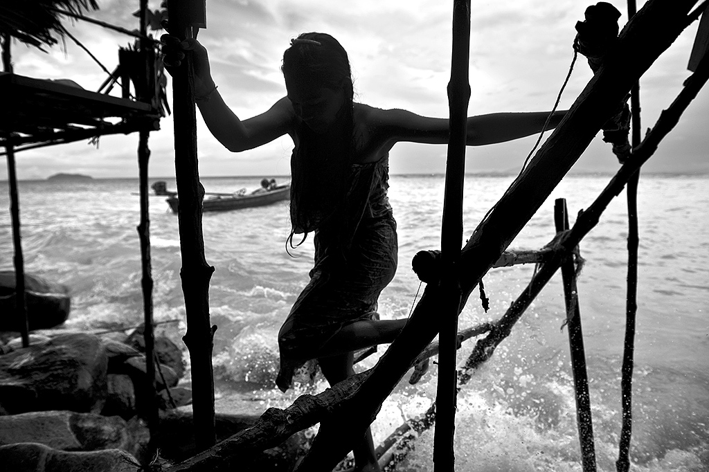 Asian Women at Work #16, Koh Phi Phi, Andaman Sea, Thailand, Archival Pigment Print, 40x60cm, 2008