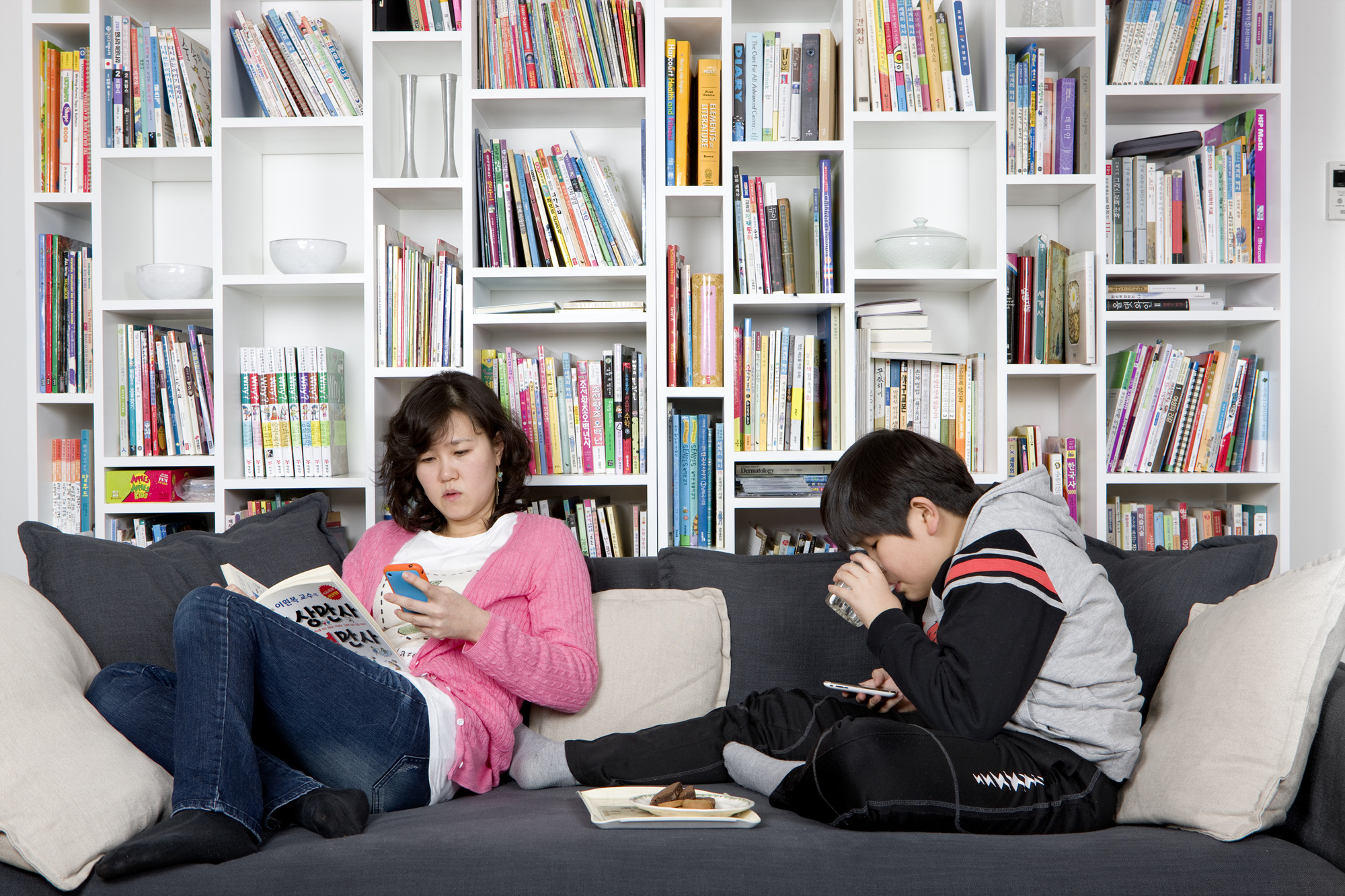 04_책을 보는 유진과 간식을 먹는 기현
