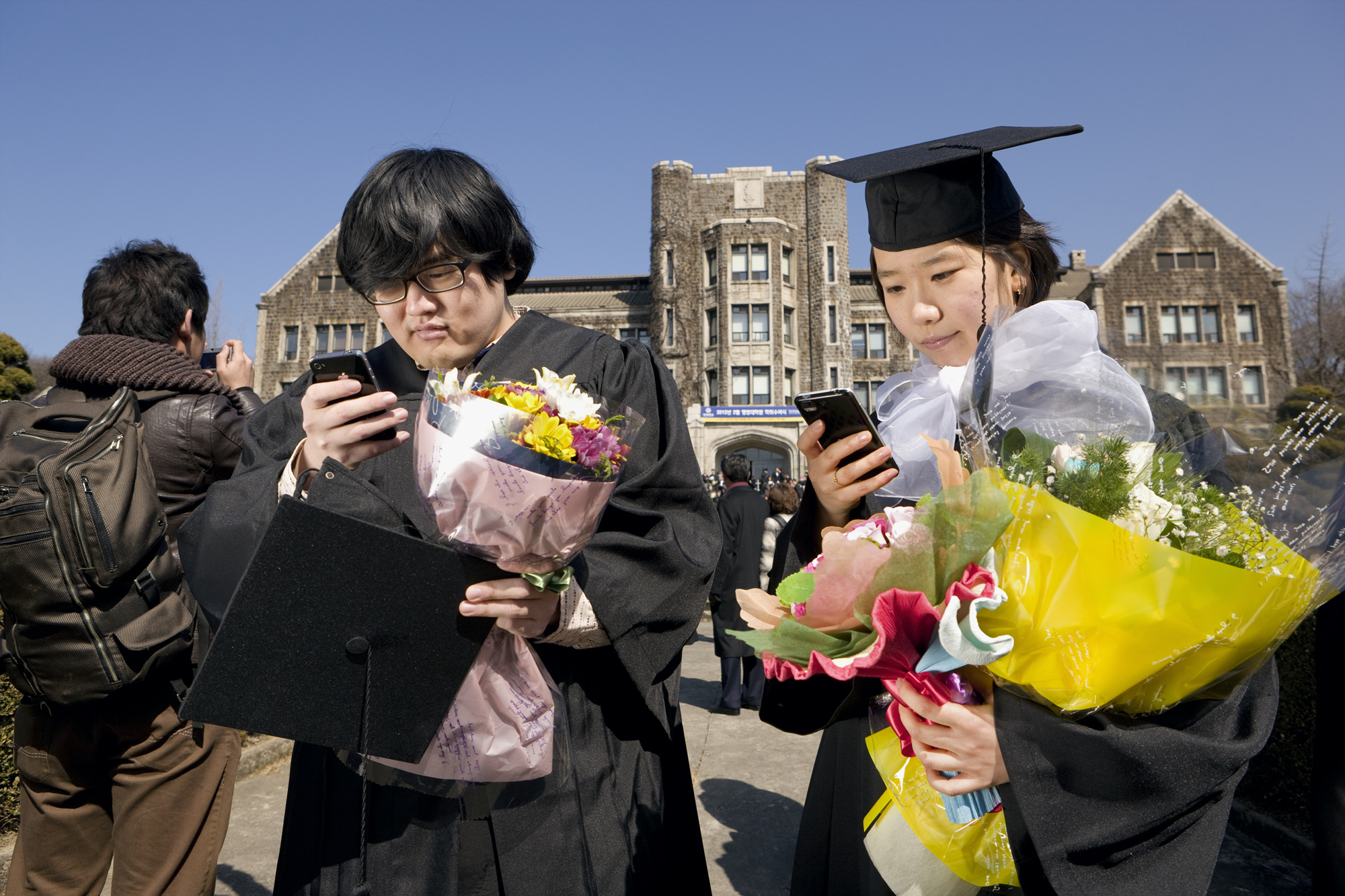 13_졸업 사진을 찍는 강현과 다은