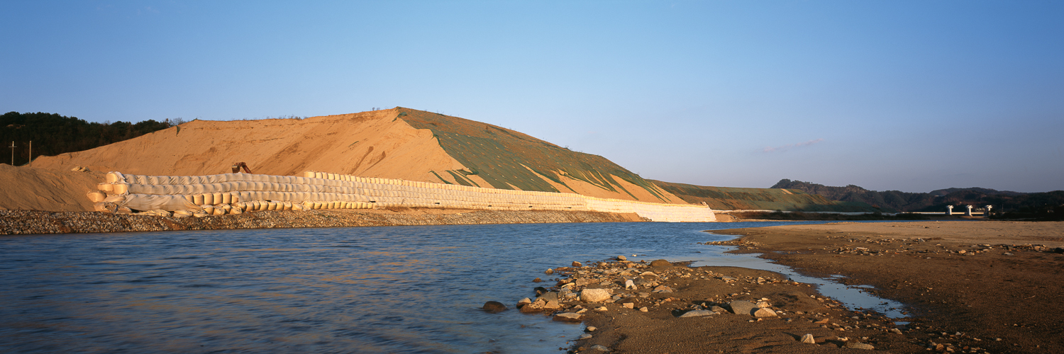 Down by the River_상주, 준설토 적치장_Spoil Bank, Sangju_Pigment Print_80x240cm_2012