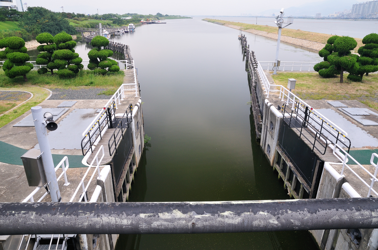 Interscape_부산, 낙동강 하구둑_Nakdonggang Estuary Dam, Busan_Pigment Print_73x110cm_2009
