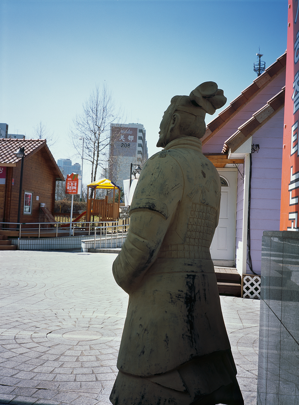 2. Strange space, 150x100cm, 2003