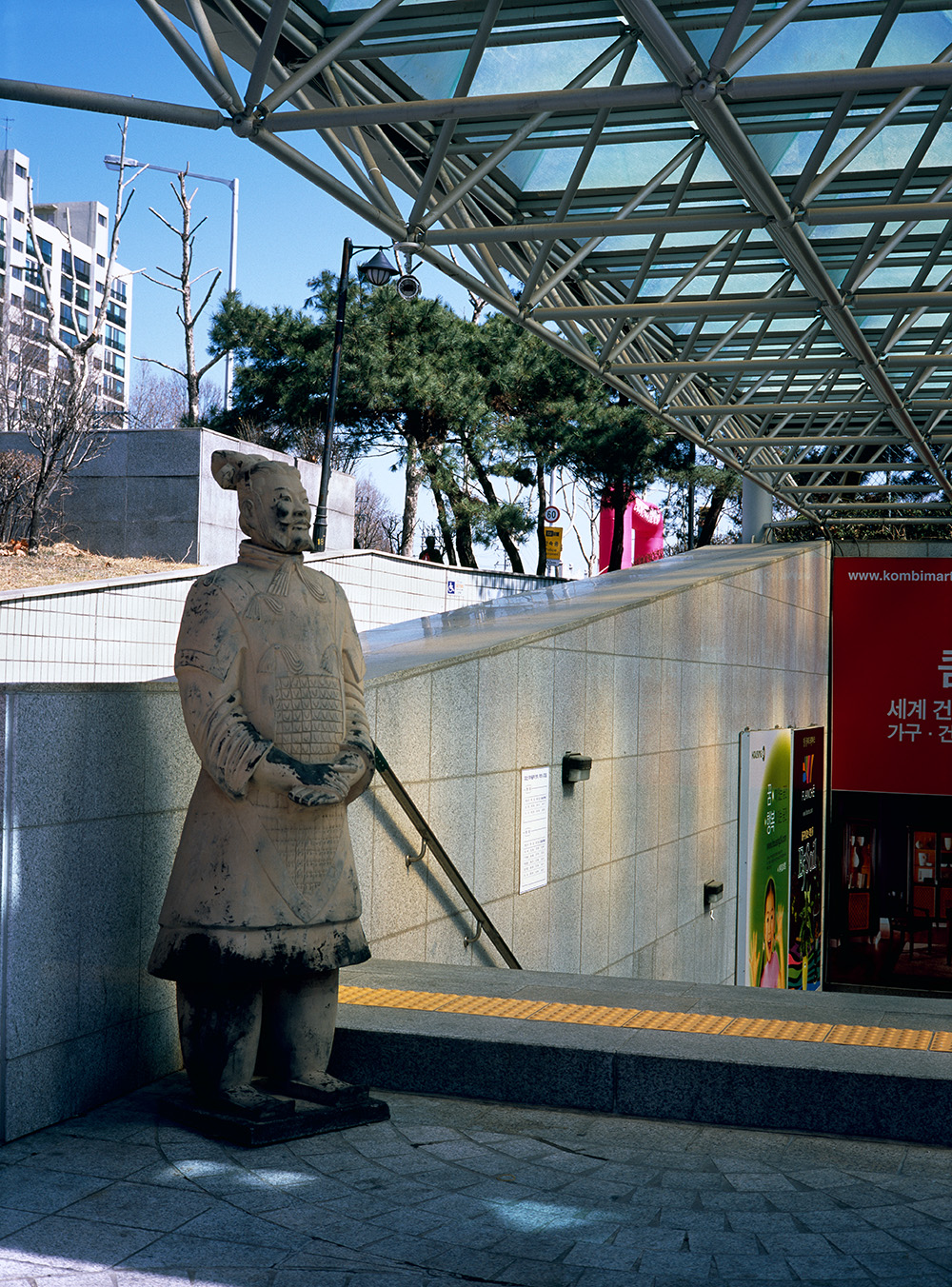 22. Strange space, 150x100cm, 2003