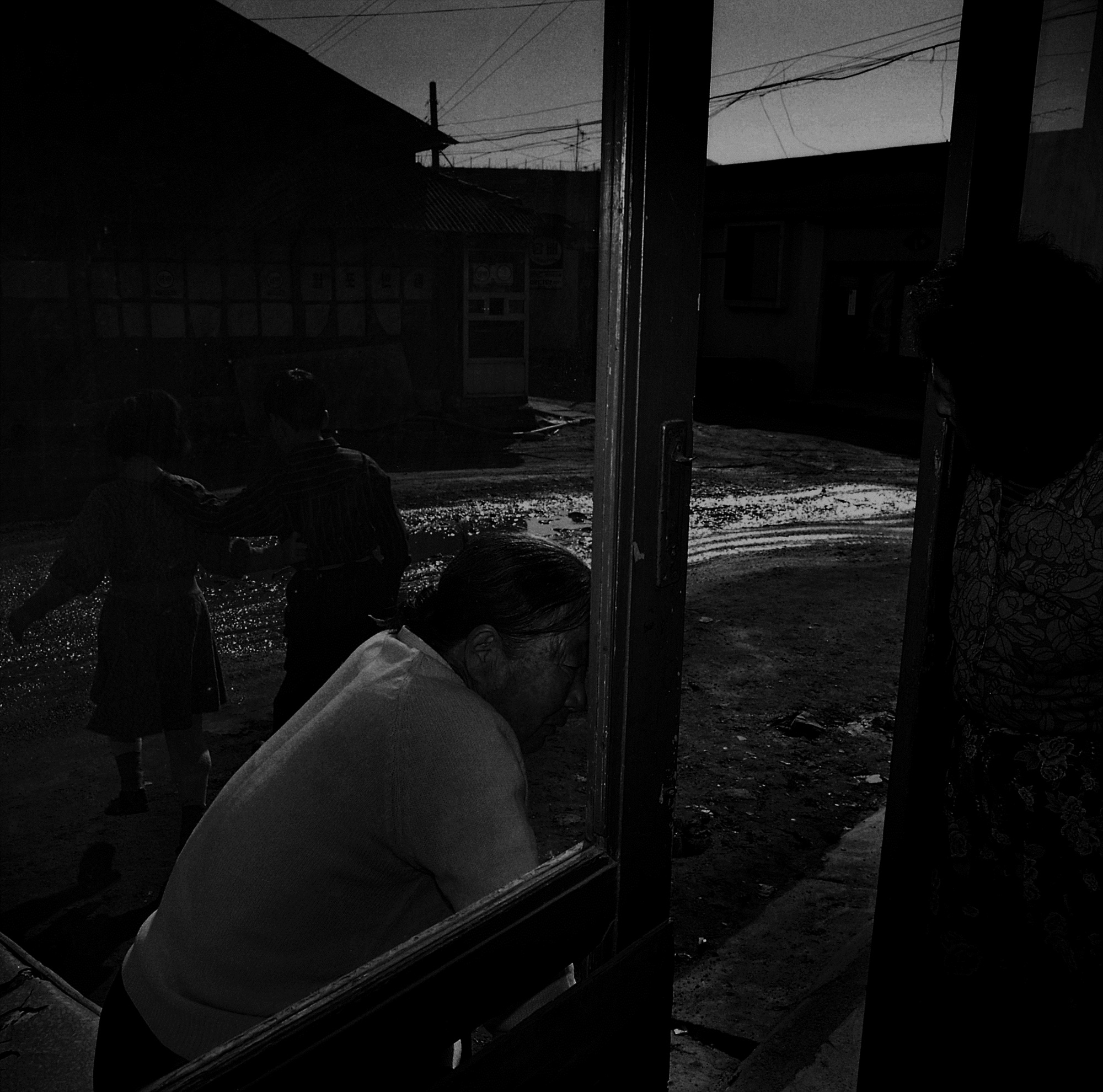 4. 연탄가게 가족, 울산, Gelatin Silver Print, 100x100, 1995