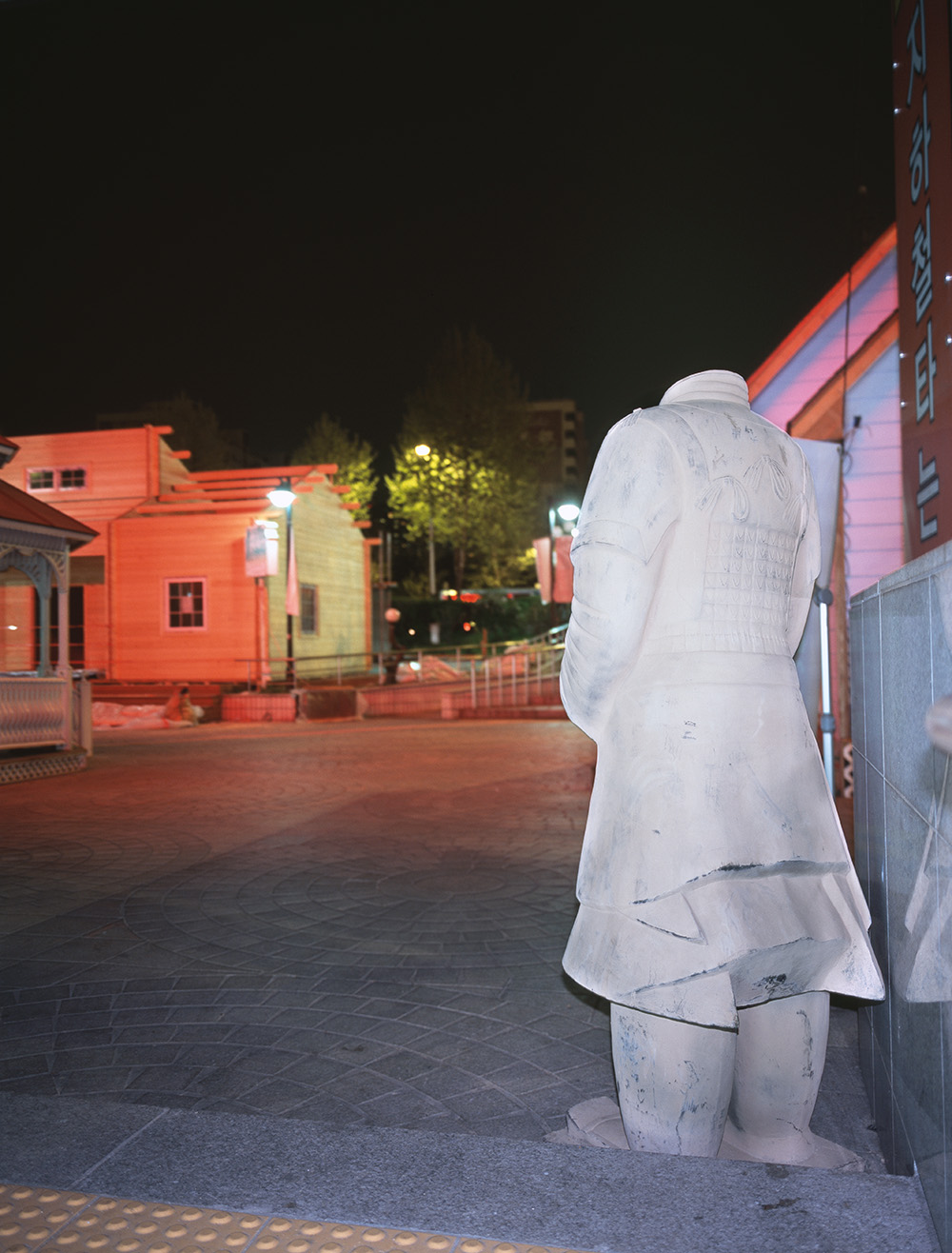 9. Strange space, 150x100cm, 2003