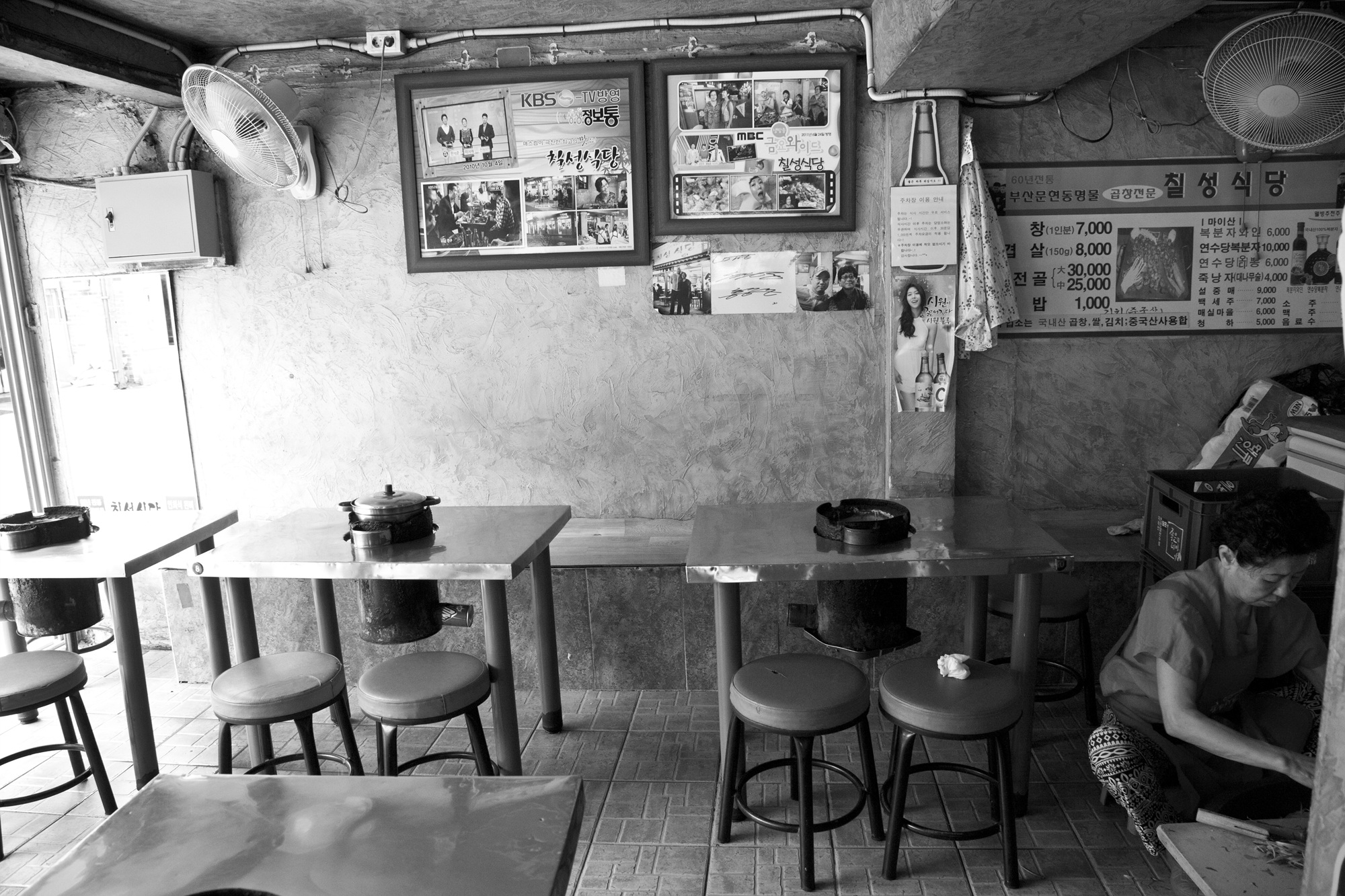 Chilsung restaurant, tripe ally, Munhyundong_ Friend_ 2001_ Kyung Tak Guak