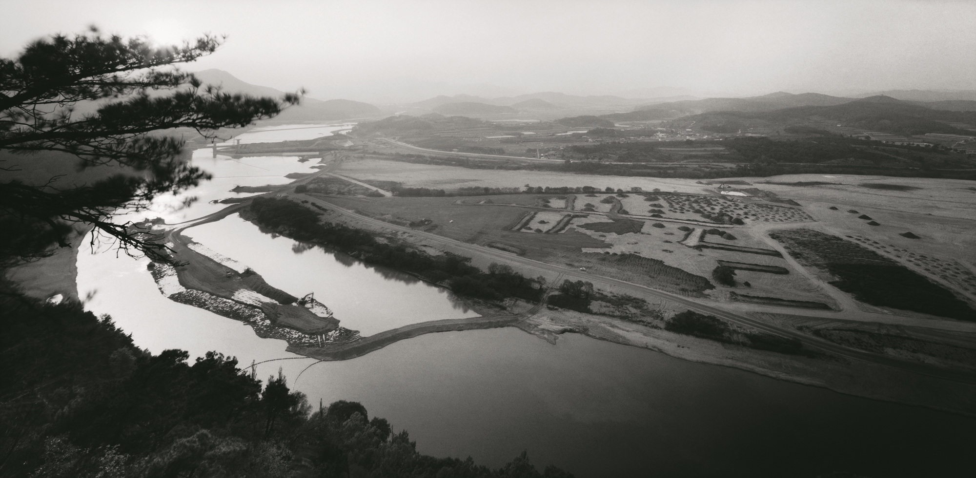 낙동강-경북 상주시 중동면 청룡사 02 Gelatin Silver Print  50.8x61cm 2010
