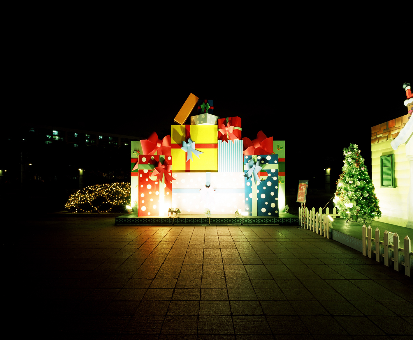 ·환상-도시_ Present _ Archival Pigment Print _127x102cm _2005