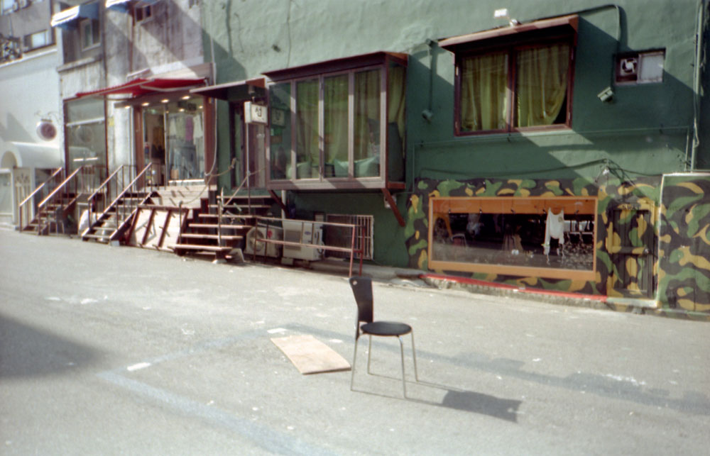 섬-앞에-홀로-서다