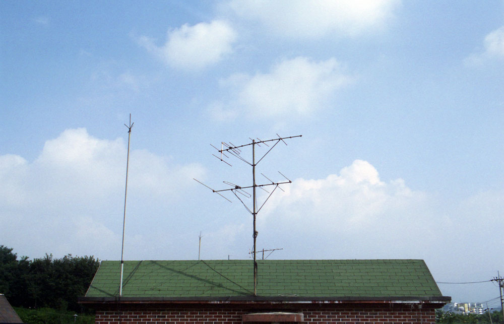 하얀-구름이-안테나에-걸리고