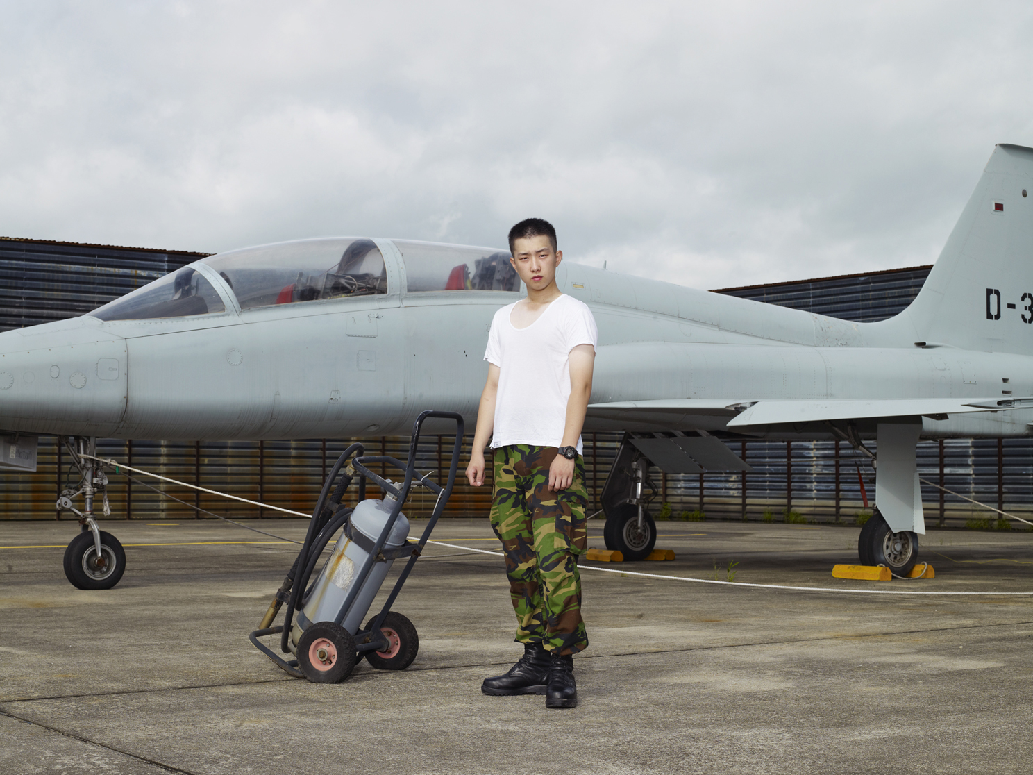 12 전시용 구형 전투기앞에 선 사병, Archival Ink-jet Print, 123x164cm, 2011