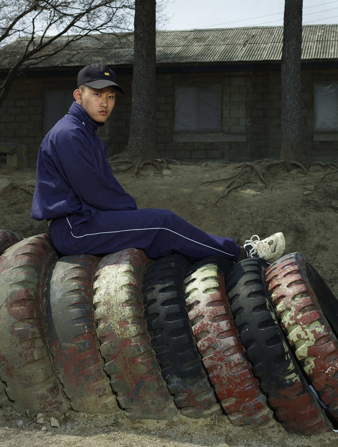 13 일요일 아침 파란색 츄리닝을 입은 사병, Archival Ink-jet Print, 104x138cm, 2010